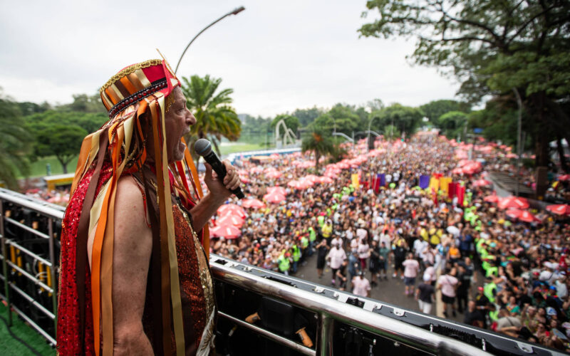 Alceu Valença canta em um bloco de Carnaval