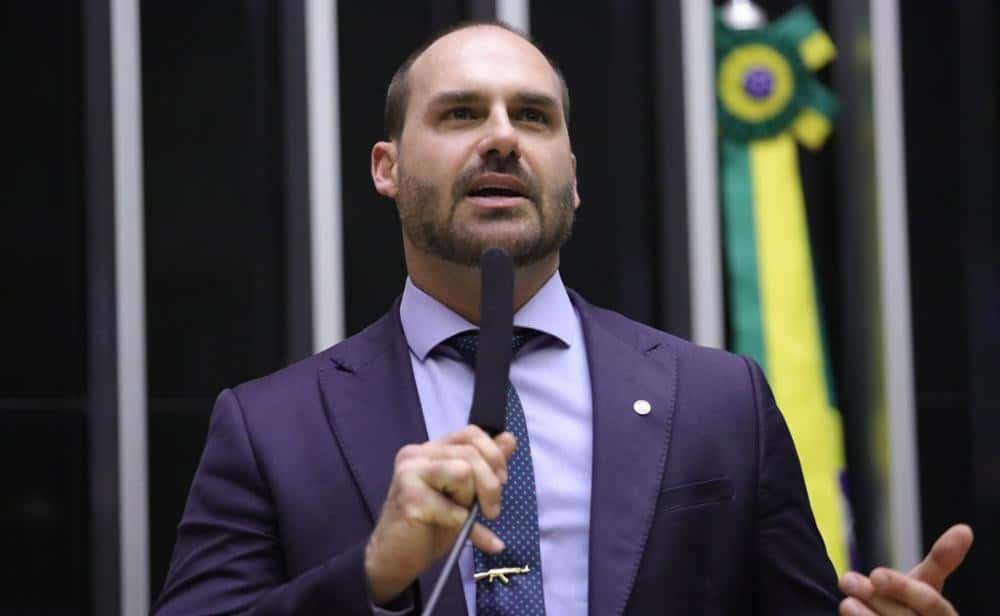 Eduardo Bolsonaro diz que 'vai lutar' para manter cargo na PF, mas afirma não ter 'condição' de voltar ao Brasil