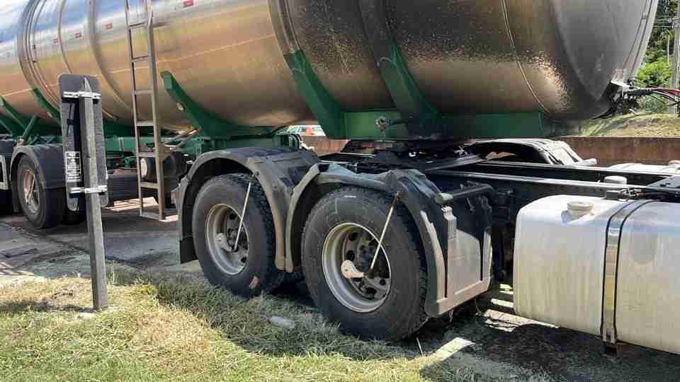 Carreta registra incêndio após estouro de pneu na BR-277 - catve.com