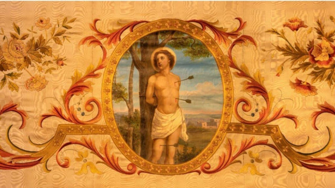 Tapeçaria de São Sebastião. Um santo preso no tronco com flechas na barriga.