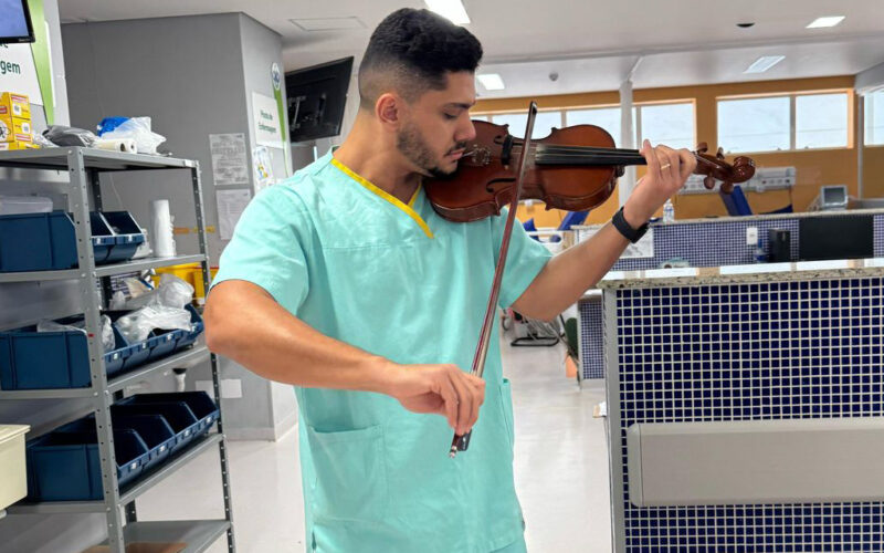 Geriatra faz apresentações de violino em Hospital de Ivaiporã