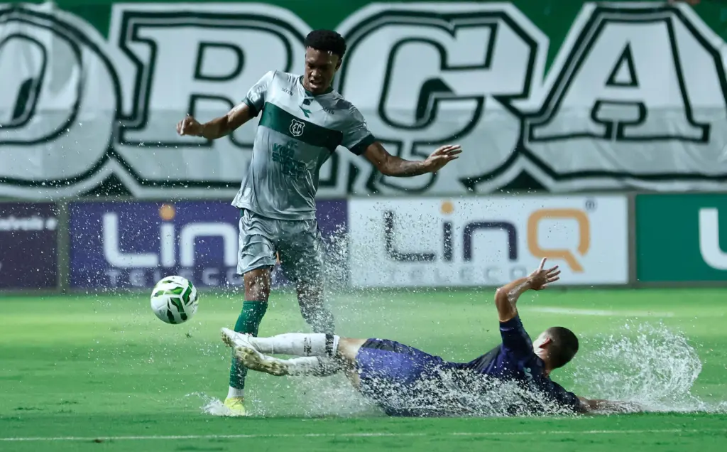 Goiás vence o 1º tempo contra o Centro-Oeste, mas chuva adia o restante do jogo