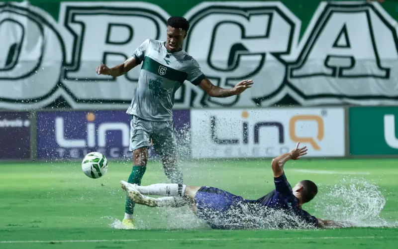 Goiás vence o 1º tempo contra o Centro-Oeste, mas chuva adia o restante do jogo