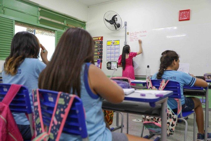 Professora leciona aula a estudantes em sala de aula em Brasília (DF) -  (crédito: Tony Oliveira/Agência Brasília)