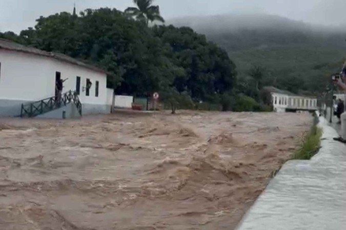 Rio Vermelho transborda após forte chuva e mobiliza bombeiros na Cidade de Goiás -  (crédito: Reprodução/Instagram)