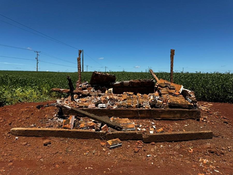 Ponto de ônibus escolar é destruído, possivelmente um veículo seja o causador no interior de Nova Santa Rosa
