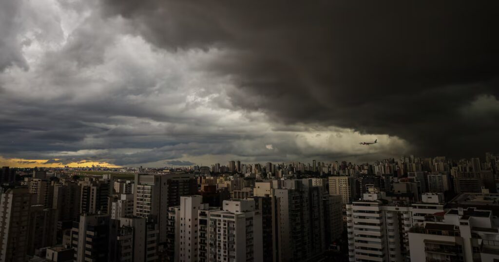 Semana começa com risco de chuva extrema em várias partes do Brasil: ‘Grande perigo’. Veja onde