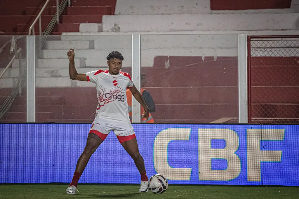 Lesão muscular tira zagueiro do Vila Nova do Campeonato Goiano