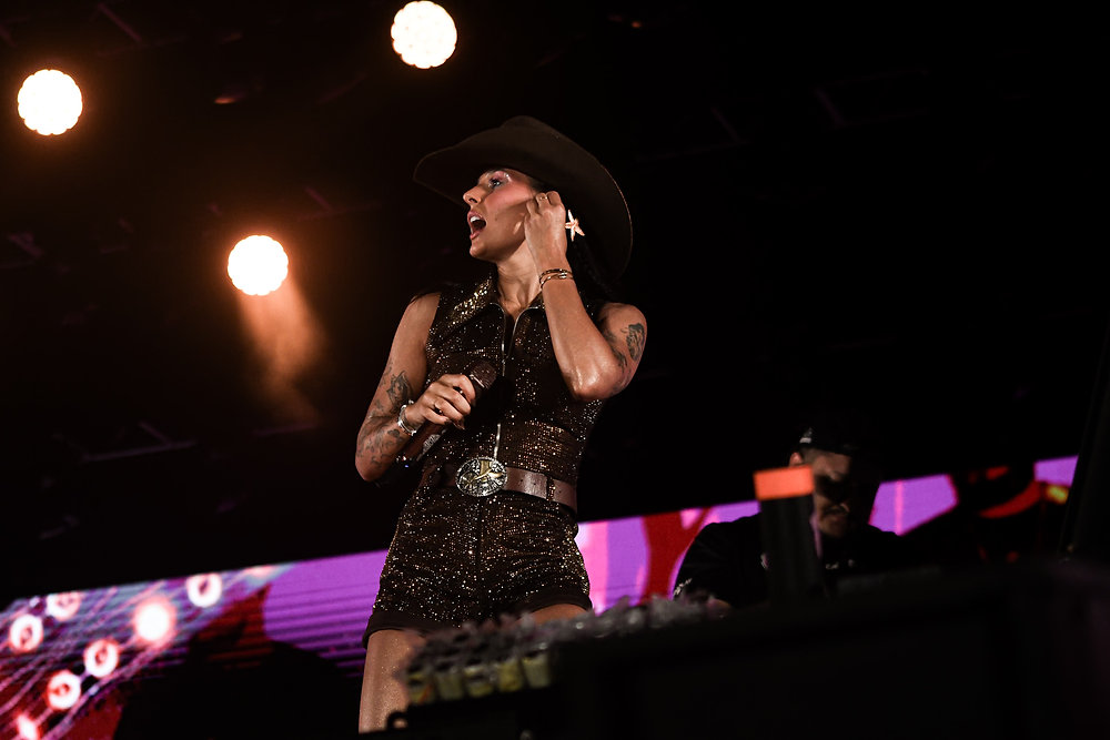 Shows de Wesley Safadão e Ana Castela reúnem mais de 90 mil pessoas na Rua da Praia