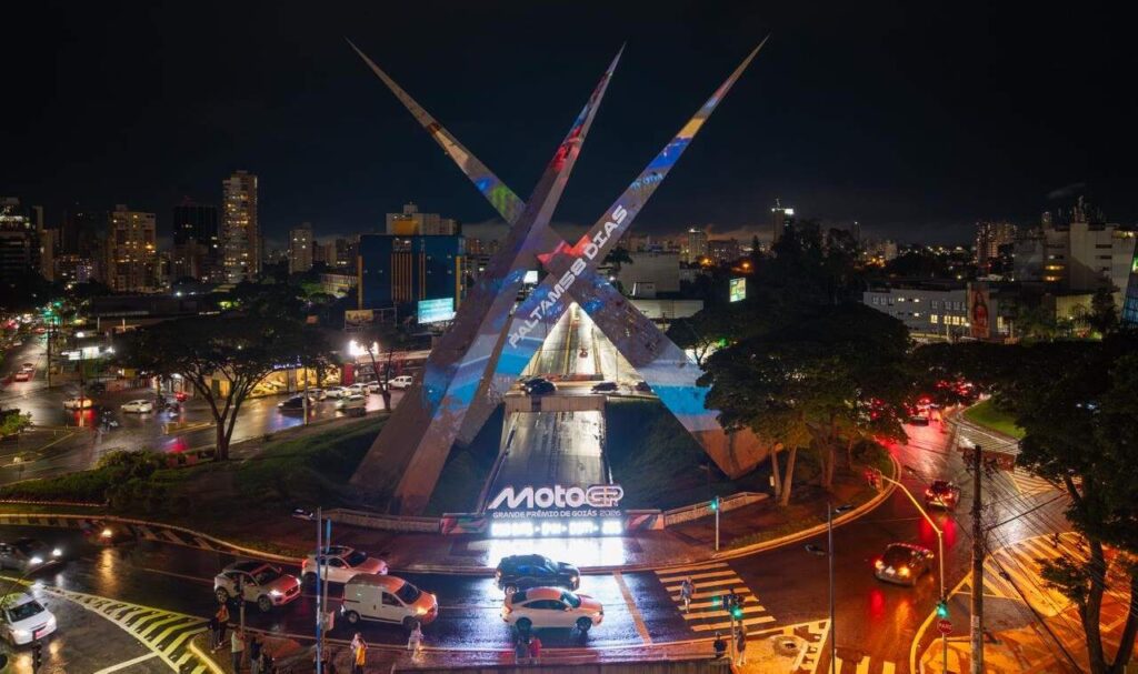 Monumento de contagem regressiva para MotoGP é aberto em Goiânia