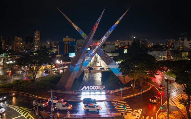 Monumento de contagem regressiva para MotoGP é aberto em Goiânia
