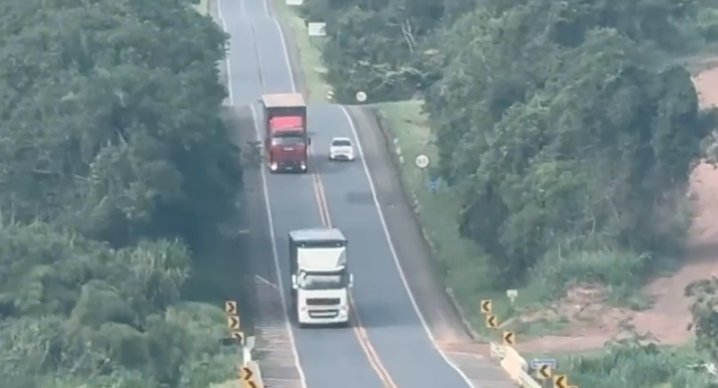 Fiscalização da PRF Goiás autua 150 motoristas por ultrapassagens proibidas na BR-414