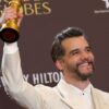 Wagner Moura usa sapato polêmico entre fashionistas no Globo de Ouro