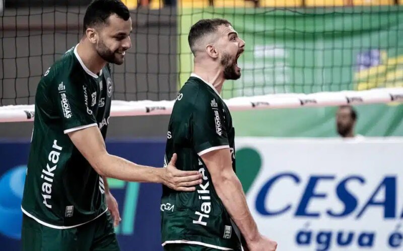 Na imagem, Robinho, que foi o maior pontuador para o Goiás, comemorando.