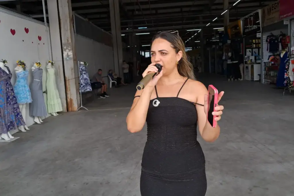 Conheça Hannah Brito, cantora que viralizou ao se apresentar em diversos pontos públicos de Feira de Santana