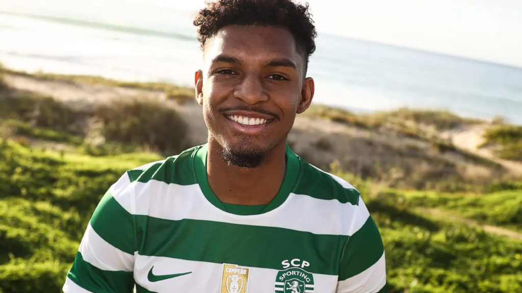 Vini Jr em ação na derrota do Real Madrid para o Liverpool na Champions League (Foto: Paul ELLIS / AFP)