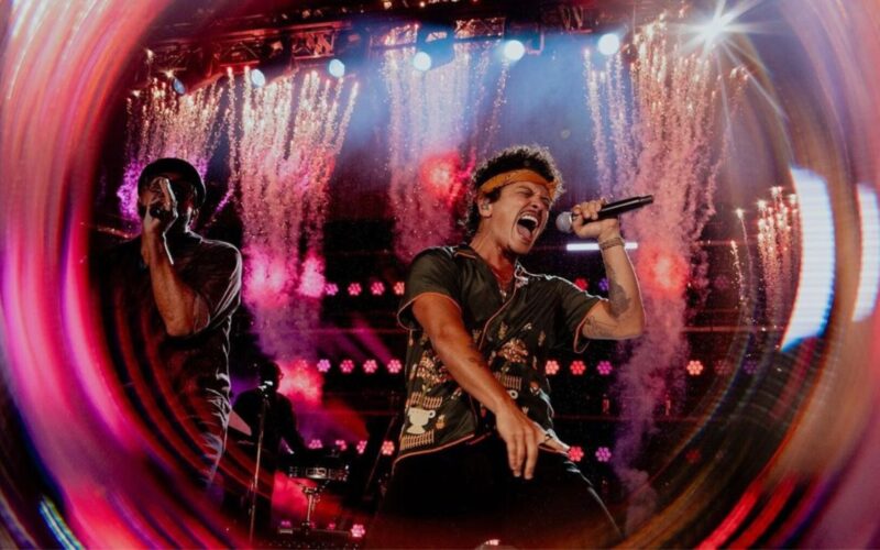 Bruno Mars adiciona 32 shows à turnê 'The Romantic'; veja datas