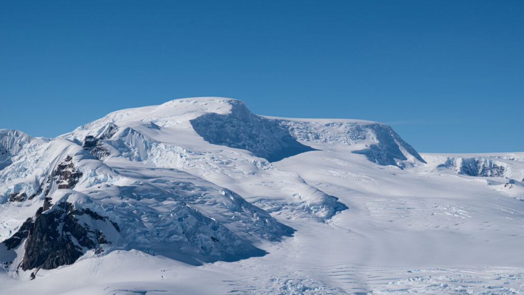 Novo mapa de alta resolução desvenda o continente oculto sob o gelo da Antártida