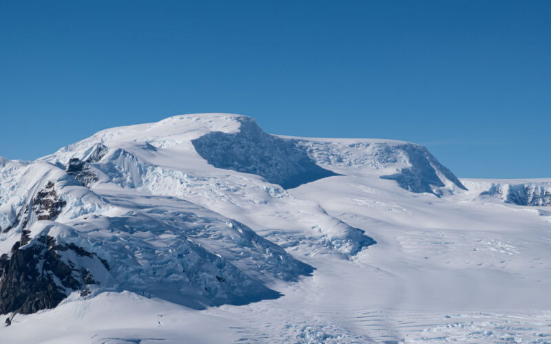 Novo mapa de alta resolução desvenda o continente oculto sob o gelo da Antártida