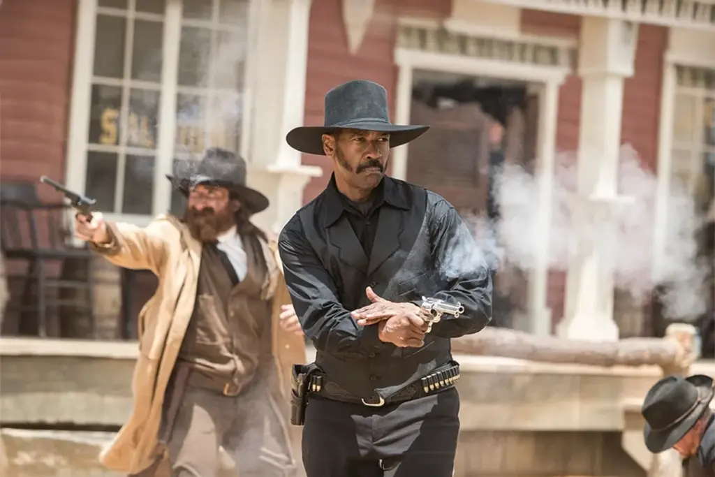 Faroeste de Antoine Fuqua com Denzel Washington e Ethan Hawke chega à Netflix e vai estremecer seu chão com adaptação de clássico