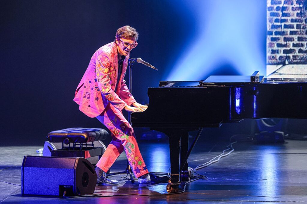 Sir El Tom traz ao Rio tributo internacional a Elton John em apresentação única no Qualistage