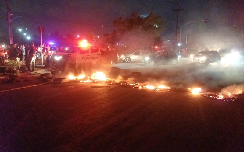 Manifestantes queimam pneus e bloqueiam BR-101 em Natal após desaparecimento de mulher