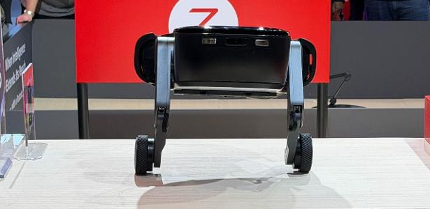 Aspirador robô Roborock Saros Rover tem pernas articuladas para subir e descer escadas