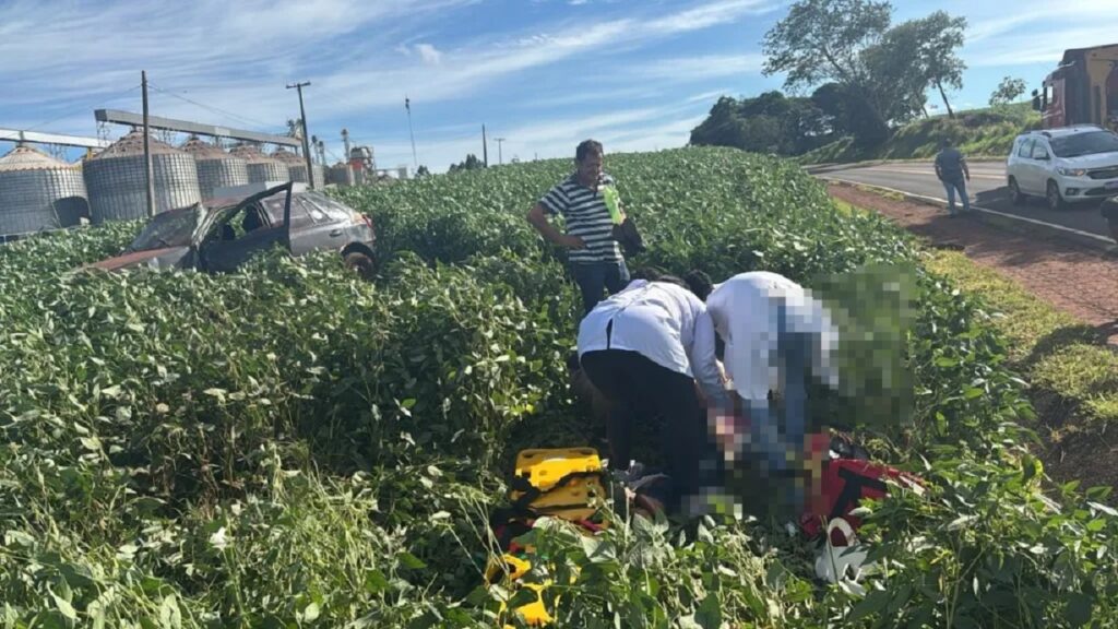 Gol capota após pneu estourar e mulher fica ferida na PR-272 em Cruzmaltina