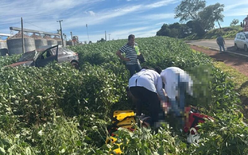 Gol capota após pneu estourar e mulher fica ferida na PR-272 em Cruzmaltina