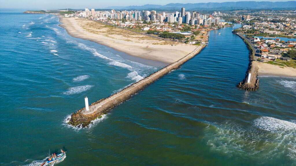 Praia de Torres, conhecida por suas falésias e belezas naturais.