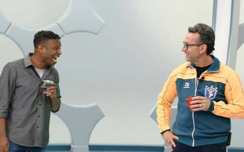 Edilson Capetinha e Craque Neto no Os Donos da Bola, em pé, se olhando e rindo