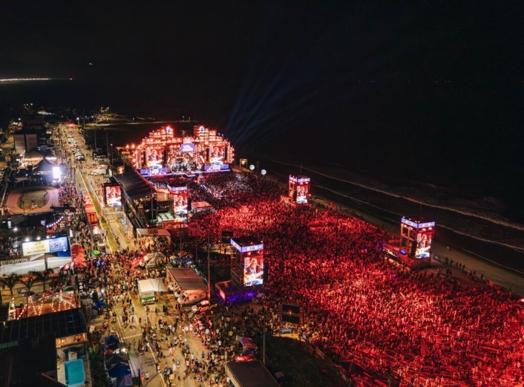 Show de Edson e Hudson no Litoral do Paraná tem público de 134 mil pessoas em Matinhos: veja fotos