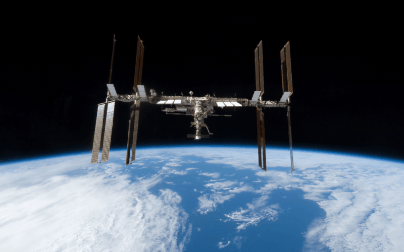 Assista ao retorno antecipado de astronautas da ISS por emergência de saúde