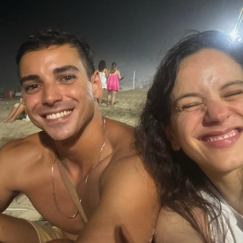 Fãs de Rosalía 'invadem' redes sociais de jovem que passou Ano Novo com cantora em Ipanema: 'Sortudo'