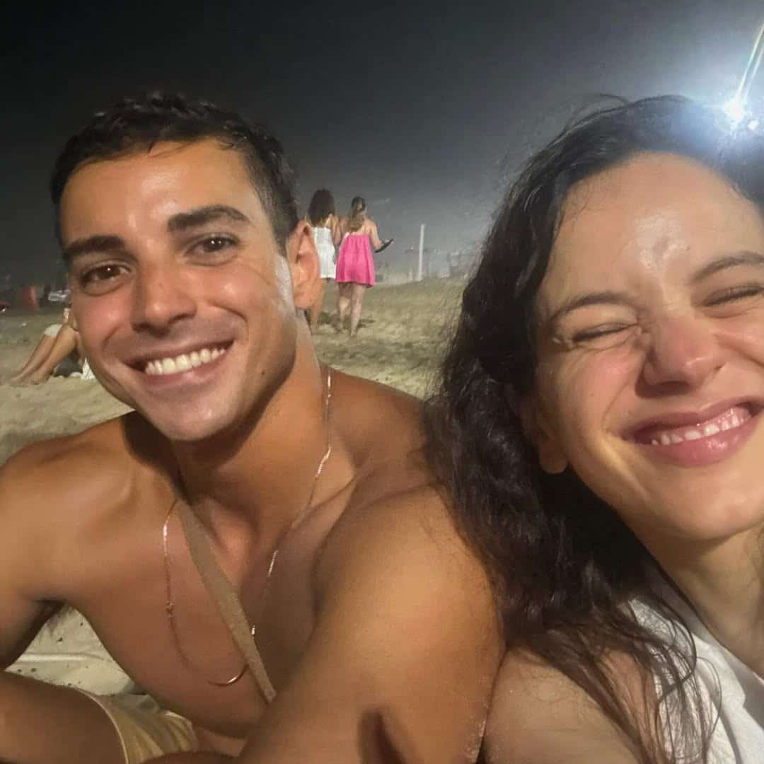 Fãs de Rosalía 'invadem' redes sociais de jovem que passou Ano Novo com cantora em Ipanema: 'Sortudo'