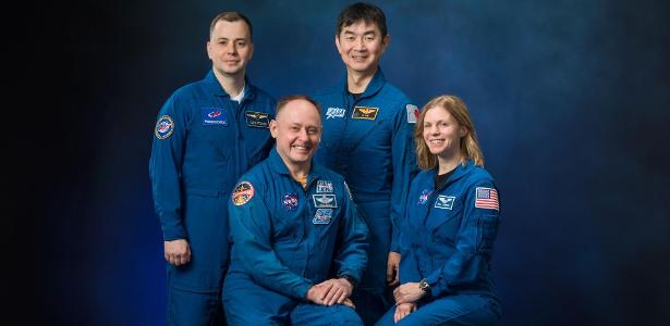 Foto de membros da tripulação Crew-11, da Nasa; da esquerda para a direita: o cosmonauta Oleg Platonov, o astronauta Mike Fincke, o astronauta Kimiya Yui e a astronauta Zena Cardman