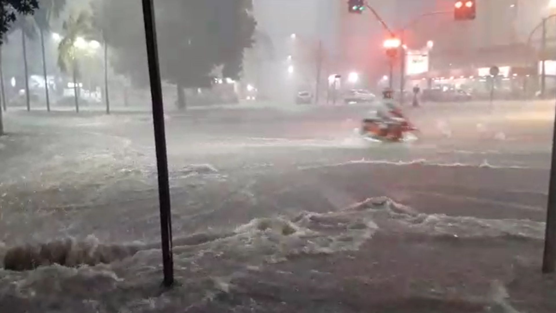 Tempestade atingiu vários pontos de Goiânia. chuva