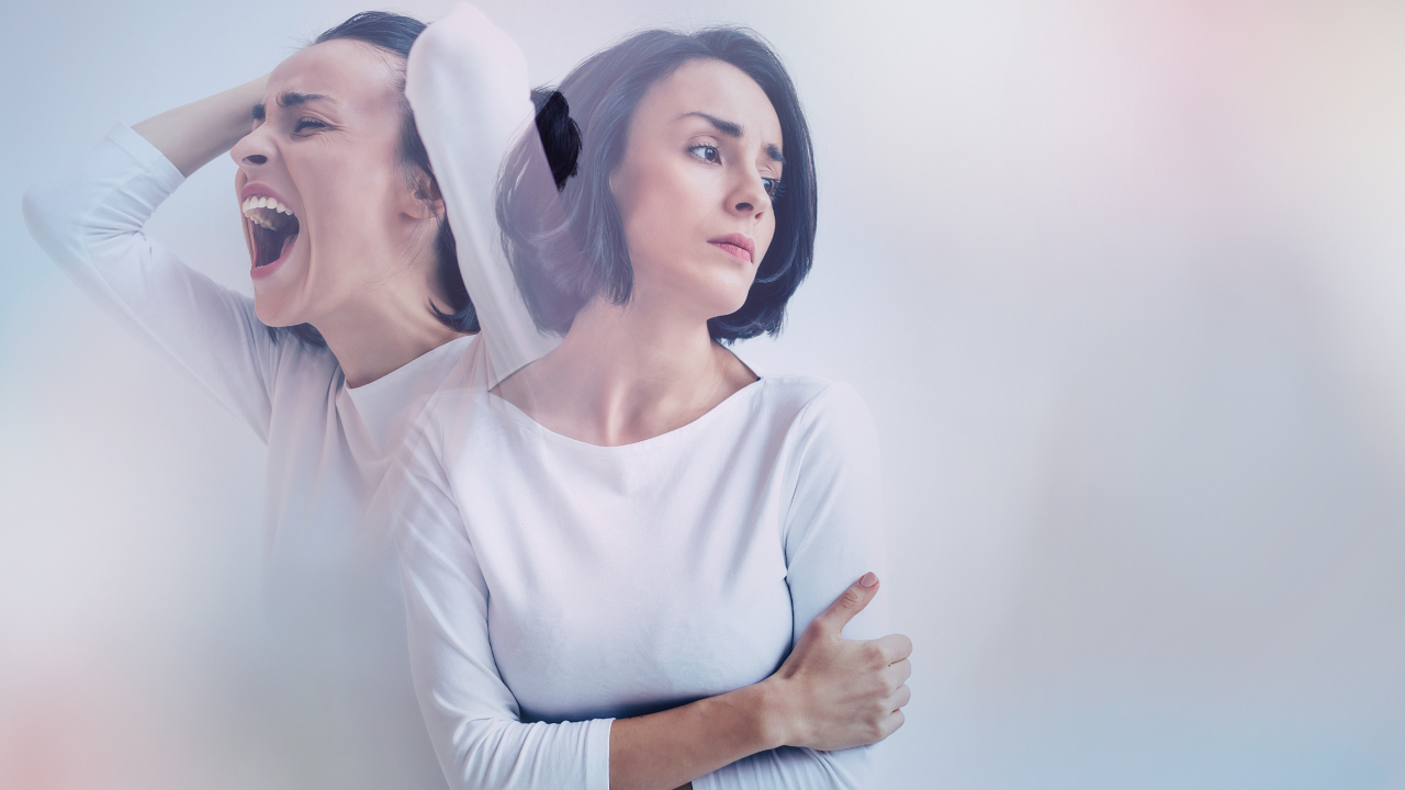 Imagem de duas expressões faciais de uma mulher, uma mostrando descontentamento e a outra gritando