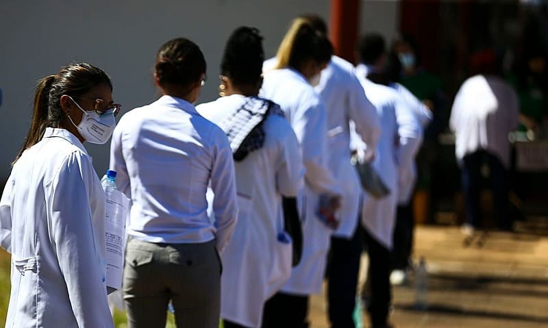 Em assembleia, médicos decidem suspender greve em Goiânia