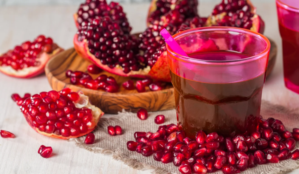 Rico em antioxidantes, o suco de romã é apontado como aliado natural na proteção do coração/Foto: Canva