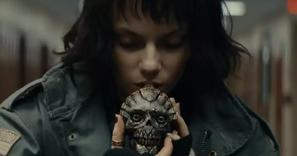 Terror com Dafne Keen ganha trailer macabro e data