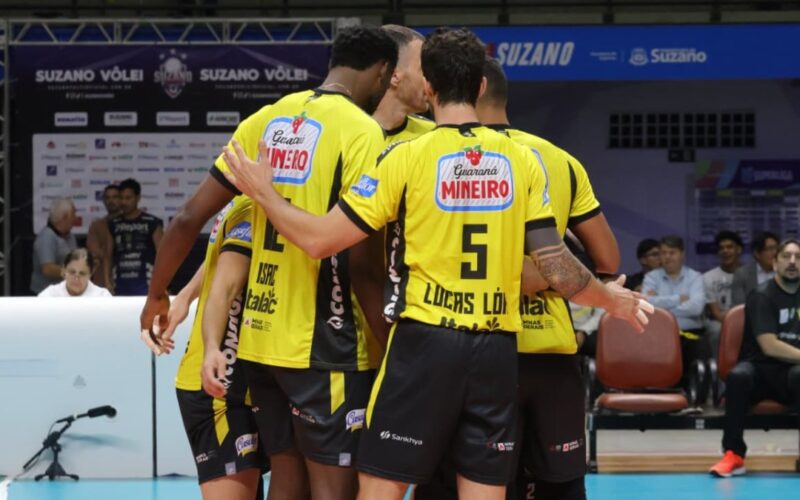 Praia comemora ponto contra o Suzano na Superliga Masculina de Vôlei (foto: Divulgação/Suzano Vôlei)