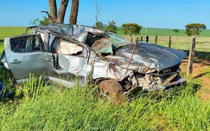 Pneu estoura, caminhonete capota e irmãos ficam feridos na BR-060