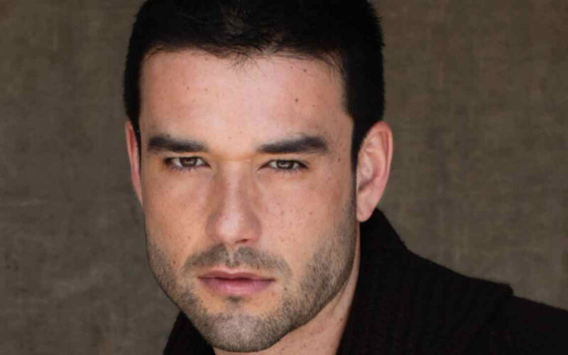 Sergio Marone posando para foto