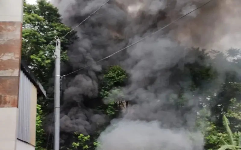 Bombeiros combatem incêndio em contenção de pneus em Juiz de Fora