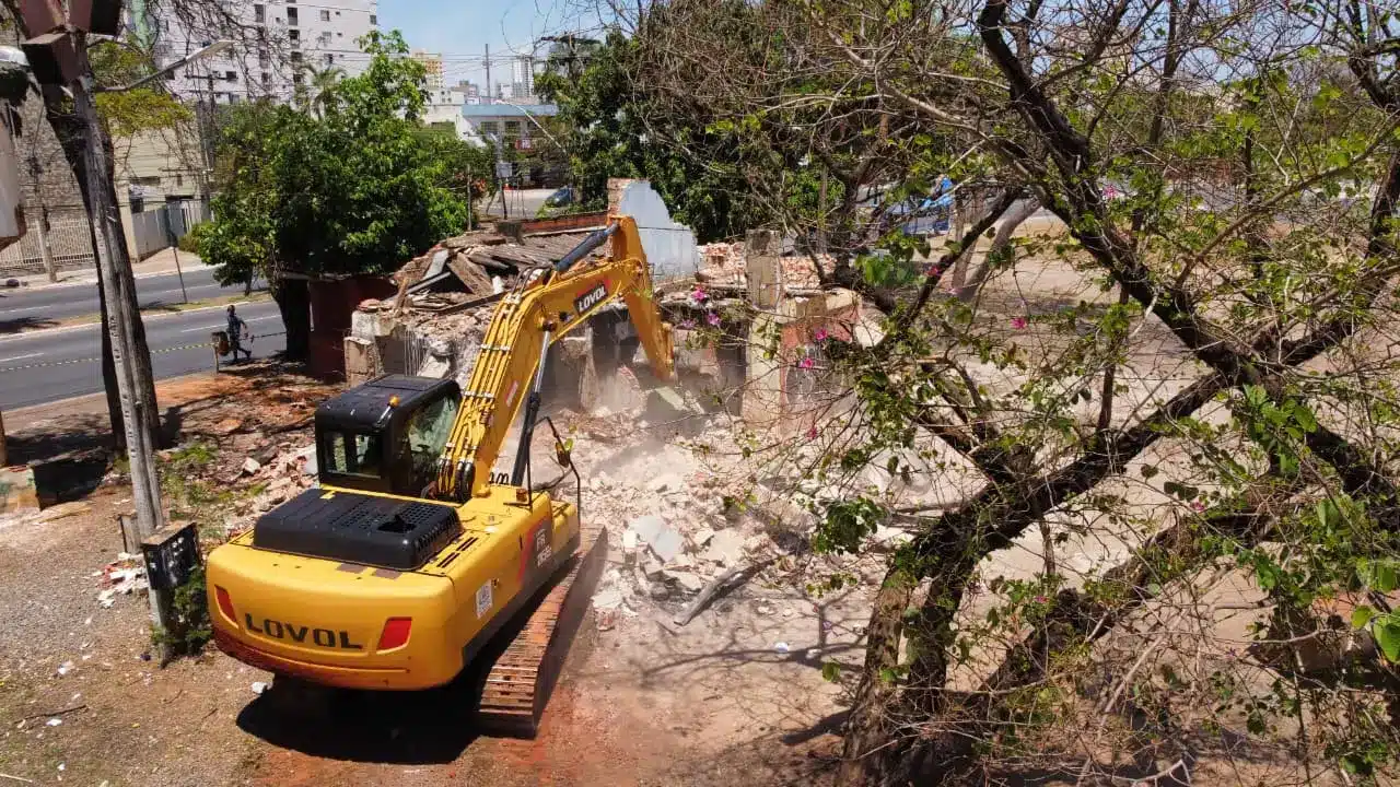 Prefeitura de Goiânia demoliu 34 imóveis abandonados usados como “mocós” em 2025