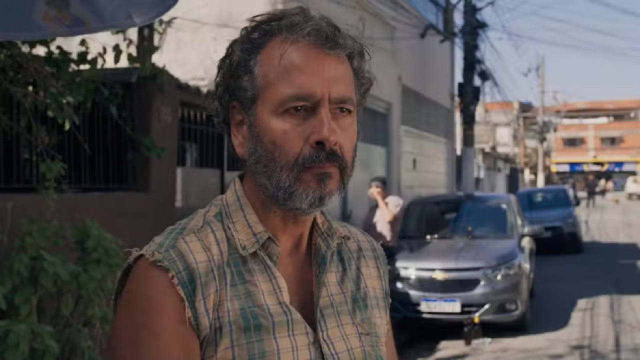 Joaquim ampara Joélly após ela receber a notícia de que Raul morreu