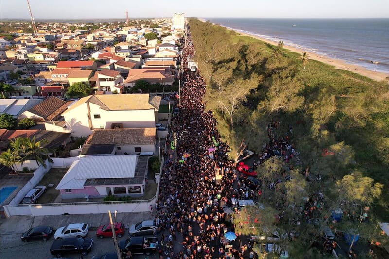 Shows e Circuito de Trios levam multidão ao Farol - Campos 24 Horas