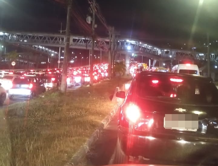 Moradores do Bairro da Paz fecham o trânsito em protesto Avenida Paralela; pneus são incendiados